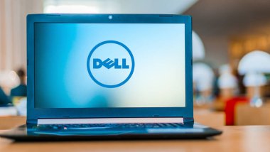 Dell 'in logosunu gösteren dizüstü bilgisayar