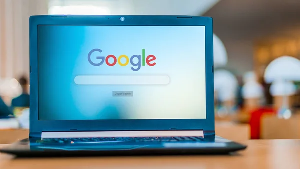 Laptopcomputer met het logo van Google — Stockfoto
