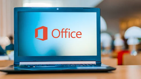 Aptop počítač zobrazující logo sady Microsoft Office — Stock fotografie