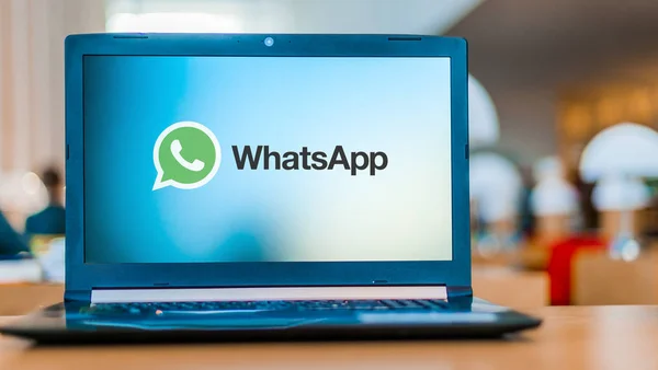 Laptop computer displaying logo of WhatsApp Messenger — Stock Photo, Image