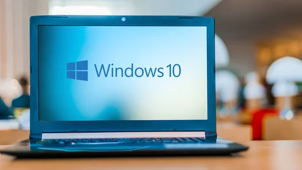 Ordenador portátil que muestra el logotipo de Windows — Foto de Stock