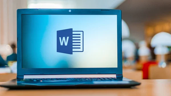 Computador portátil exibindo logotipo do Microsoft Word — Fotografia de Stock