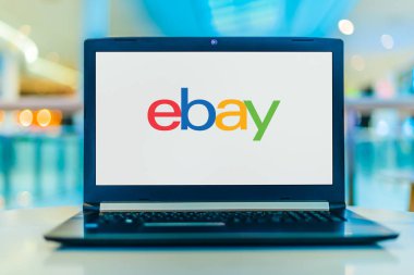 eBay 'in logosunu gösteren dizüstü bilgisayar