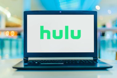 Hulu 'nun logosunu gösteren dizüstü bilgisayar