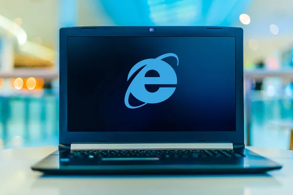 Computador portátil exibindo logotipo do Internet Explorer — Fotografia de Stock