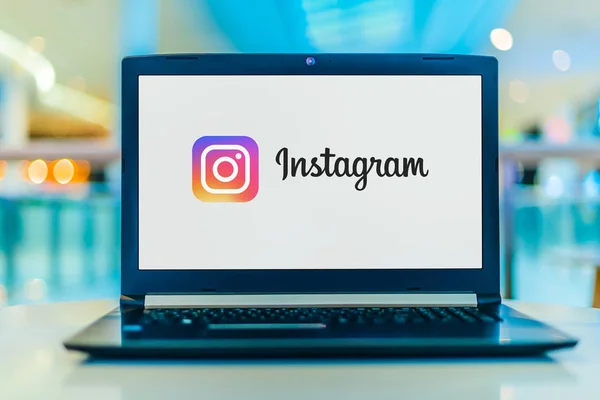 Laptop komputer wyświetlający logo Instagram — Zdjęcie stockowe