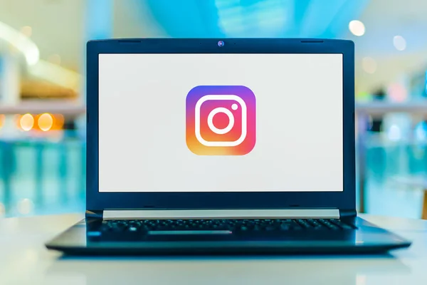 Computador portátil exibindo logotipo do Instagram — Fotografia de Stock