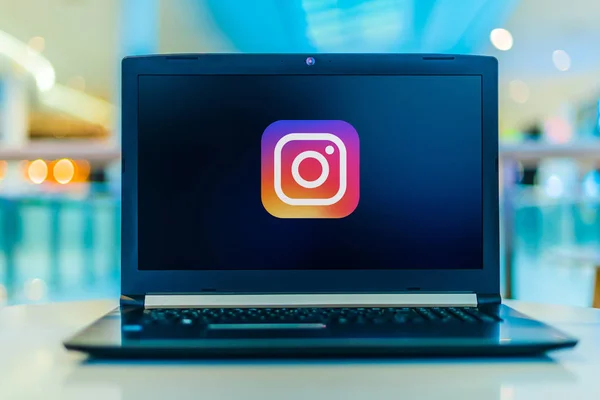 Computer portatile che visualizza logo di Instagram — Foto Stock