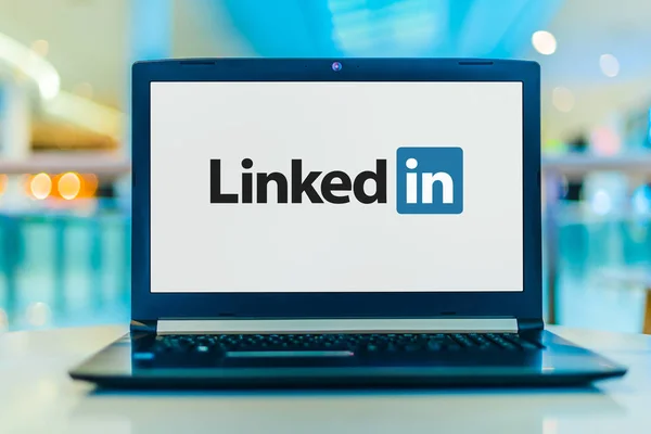 Laptop computer displaying logo of LinkedIn — Stock Photo, Image