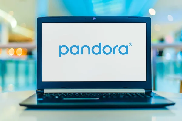 Laptop-Computer mit Logo der Pandora — Stockfoto