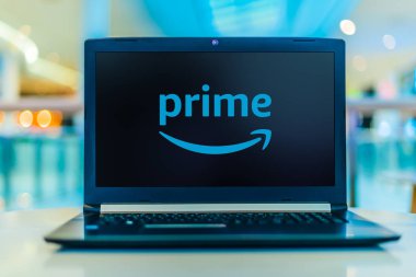 Amazon Prime 'ın logosunu gösteren dizüstü bilgisayar