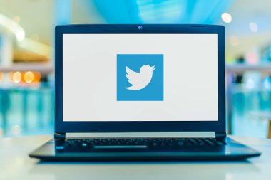 Twitter logosunu gösteren dizüstü bilgisayar