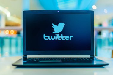 Twitter logosunu gösteren dizüstü bilgisayar