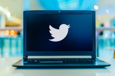 Twitter logosunu gösteren dizüstü bilgisayar