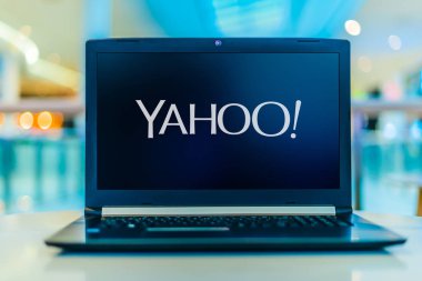 Yahoo 'nun logosunu gösteren dizüstü bilgisayar