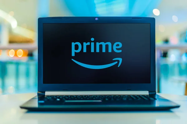 Computador portátil exibindo logotipo do Amazon Prime — Fotografia de Stock