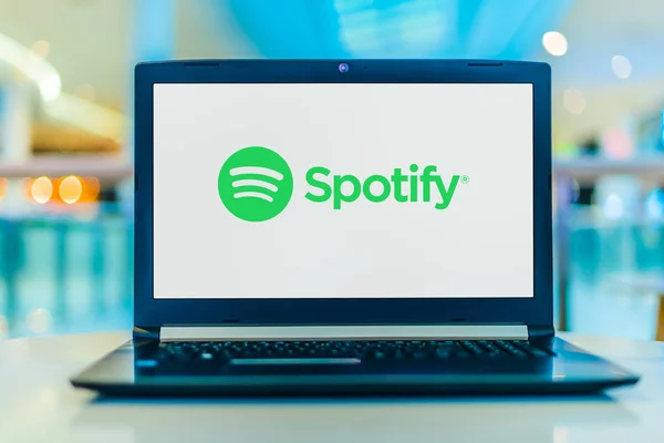 Ordenador portátil que muestra el logo Spotify — Foto de Stock
