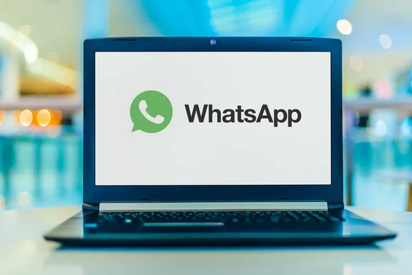 Computador portátil exibindo logotipo do WhatsApp Messenger — Fotografia de Stock