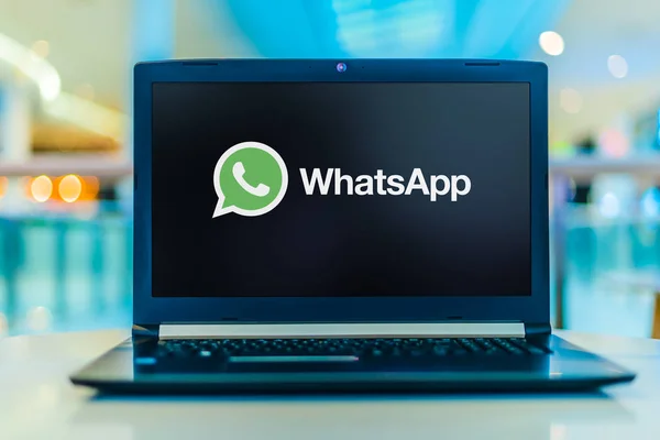 Komputer laptop yang menampilkan logo WhatsApp Messenger — Stok Foto