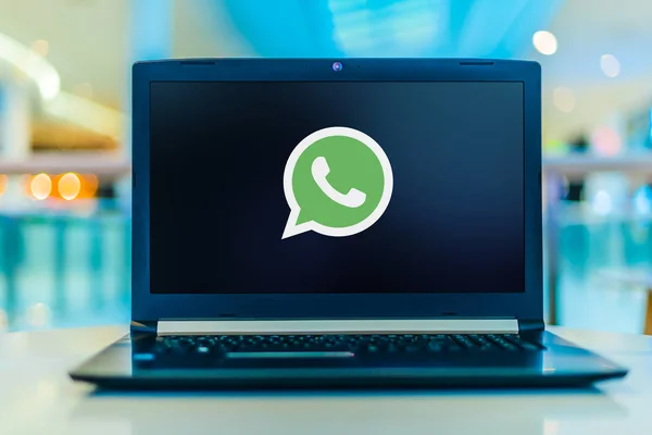 Laptopcomputer met logo van Whatsapp Messenger — Stockfoto