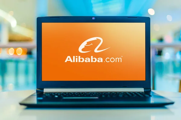 Ordenador portátil que muestra el logo Alibaba — Foto de Stock