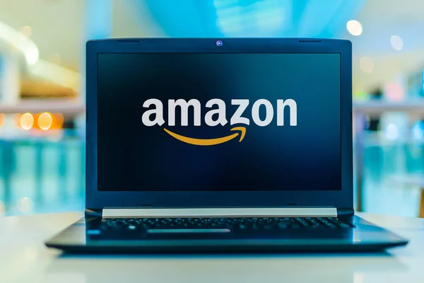 Computador portátil exibindo logotipo da Amazon — Fotografia de Stock