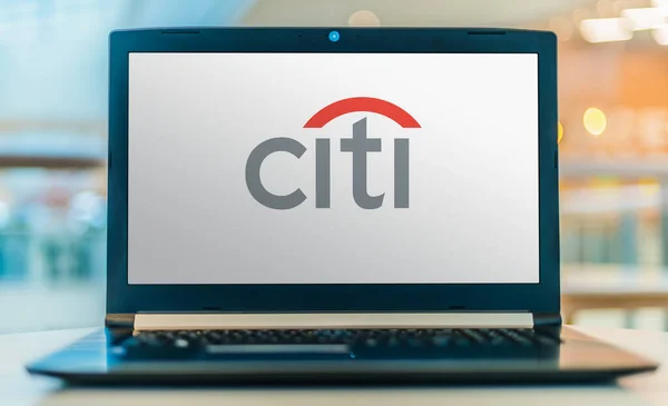 시티 은행 로고를 전시하고 있는 노트북 컴퓨터 — 스톡 사진