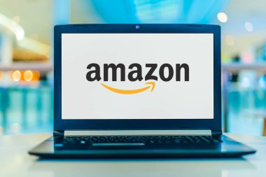Amazon amblemini gösteren dizüstü bilgisayar