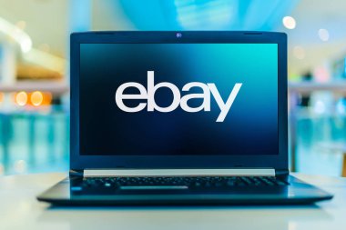 eBay 'in logosunu gösteren dizüstü bilgisayar