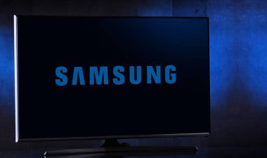Samsung 'un logosunu gösteren düz ekran TV seti