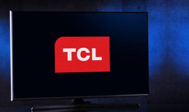 Tcl Şirketi 'nin logosunu gösteren düz ekran TV seti