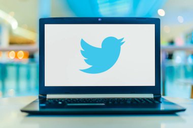 Twitter logosunu gösteren dizüstü bilgisayar
