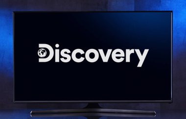 Discovery Channel 'ın logosunu gösteren düz ekran TV seti