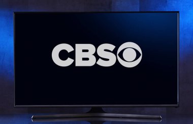 Cbs logosunu gösteren düz ekran TV seti