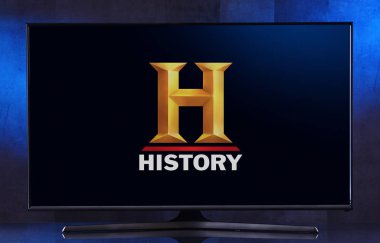 Tarihin logosunu gösteren düz ekran TV seti