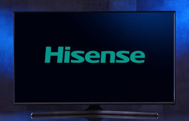 Hisense 'nin logosunu gösteren düz ekran TV seti