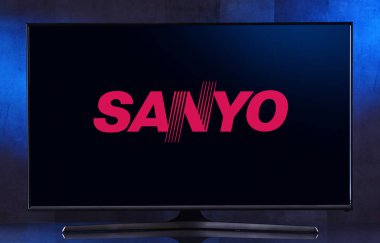 Sanyo 'nun logosunu gösteren düz ekran TV seti