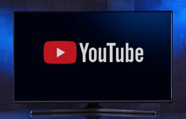 Youtube 'un logosunu gösteren düz ekran TV seti