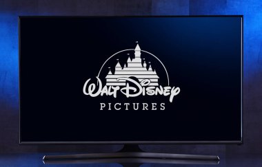 Walt Disney Resimlerinin logosunu gösteren düz ekran TV seti