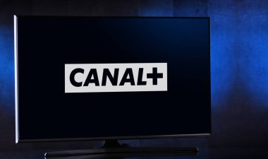 Kanal logosunu gösteren düz ekran TV seti+