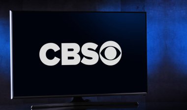 Cbs logosunu gösteren düz ekran TV seti