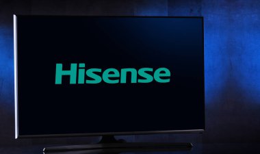 Hisense 'nin logosunu gösteren düz ekran TV seti