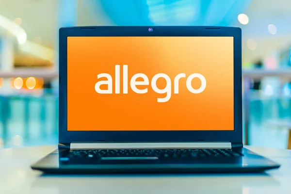 Laptop mit Logo von allegro — Stockfoto