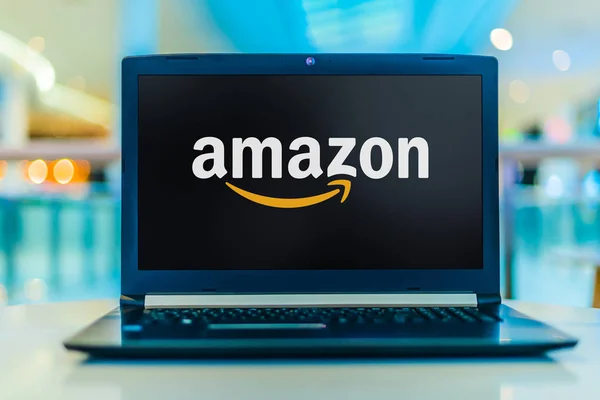 Computer portatile che visualizza logo di Amazon — Foto Stock