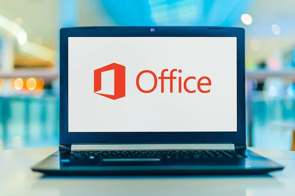 Computador portátil exibindo logotipo do Microsoft Office — Fotografia de Stock