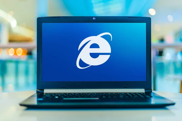 Портативный компьютер с логотипом Internet Explorer — стоковое фото