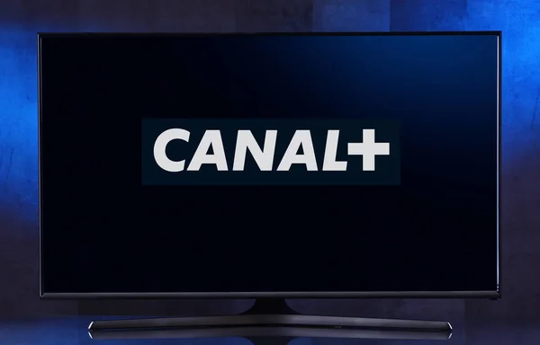 Kanal logosunu gösteren düz ekran TV seti+ — Stok fotoğraf