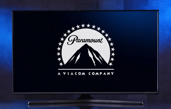 Televizní přijímač s plochou obrazovkou zobrazující logo Paramount — Stock fotografie