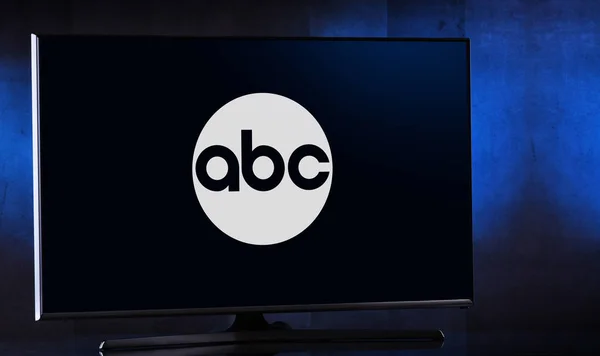 Abcのロゴが表示されるフラットスクリーンテレビセット — ストック写真