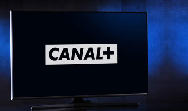 Kanal logosunu gösteren düz ekran TV seti+ — Stok fotoğraf
